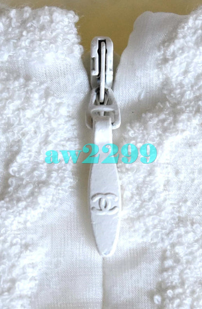 CHANEL 09C 2009 NEW CAMELLIA CC LOGO 2-PIECE JACKET & SKIRT SUIT FR 36 OFF-WHITE